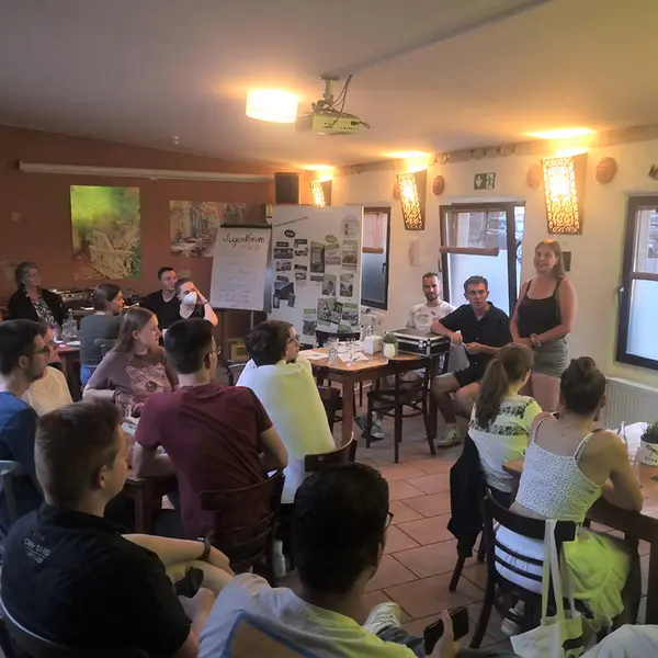 Blick auf das Plenum des Jugendforums