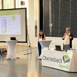 Eine Frau spricht vor dem Publikum.