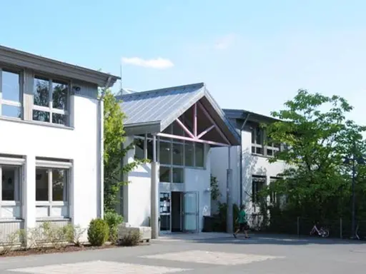 Gebäudeeingang der Mittelschule Oberasbach