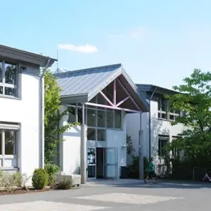 Gebäudeeingang der Mittelschule Oberasbach