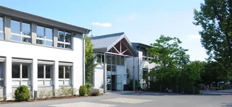 Gebäudeeingang der Mittelschule Oberasbach