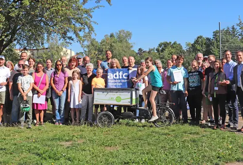 Gruppenfoto Teilnehmer STADTRADELN 2023 auf einer Rasenfläche mit Drittem Bürgermeister Marco Haas und Landrat Matthias Dießl (rechts)