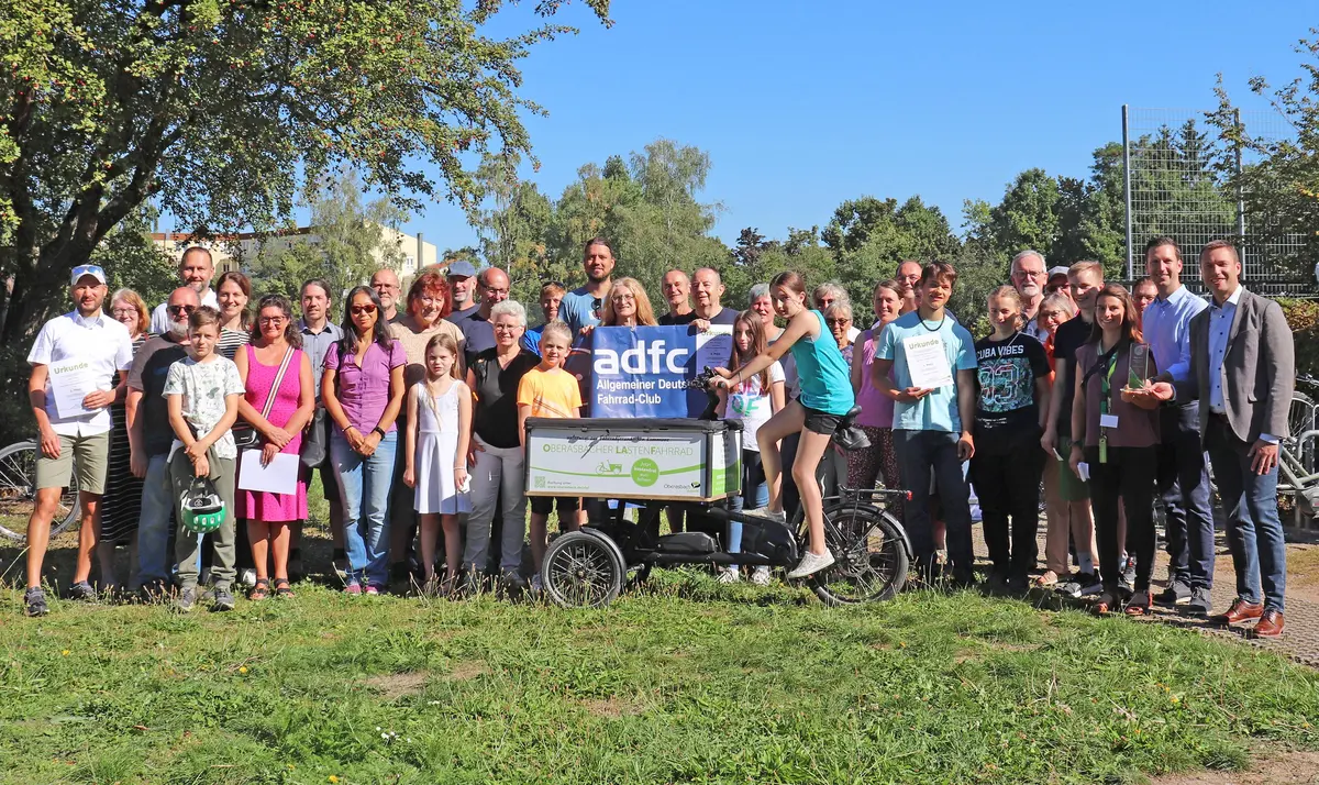 Gruppenfoto Teilnehmer STADTRADELN 2023 auf einer Rasenfläche mit Drittem Bürgermeister Marco Haas und Landrat Matthias Dießl (rechts)