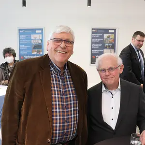 Zwei Männer am Stehtisch