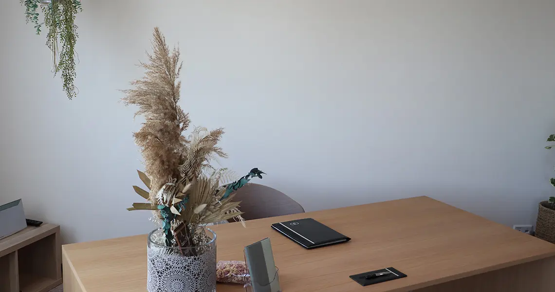 Blick auf den Schreibtisch der Standesbeamtin mit Deko links im Bild.