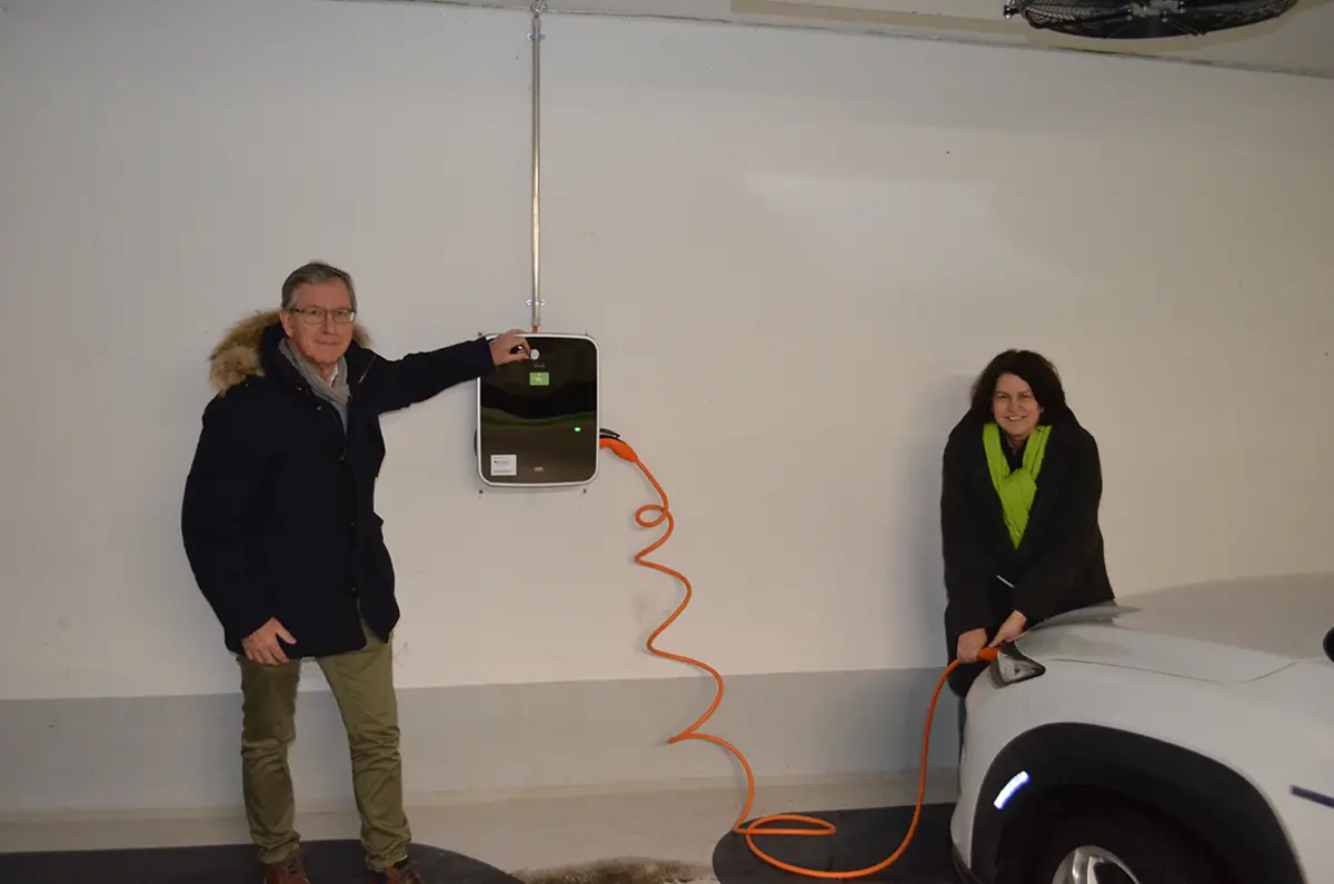 Dr. Alexander Nothaft (N-ERGIE) und die Erste Bürgermeisterin Birgit Huber betanken gemeinsam ein E-Auto an der E-Ladestation in der Tiefgarage.