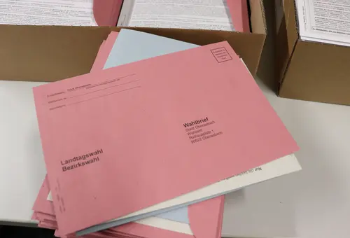 Ein Stapel Wahlunterlagen zur Landtags- und Bezirkstagswahl im Oktober 2023