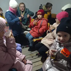 Kinder in einem Keller