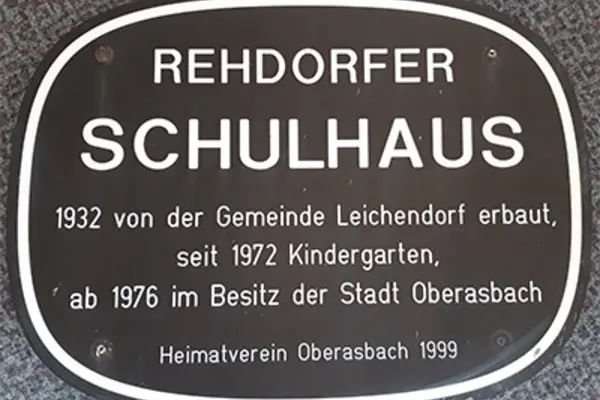 Das Schild des Heimatvereins verweist auf die lange Geschichte des Hauses.