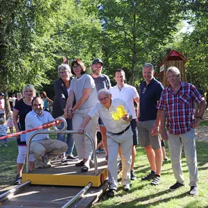 Zahlreiche Stadträte auf und neben der Draisine