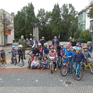 29 "Wackelzähne" kommen mit einem tollen Geschenk zu Besuch. 