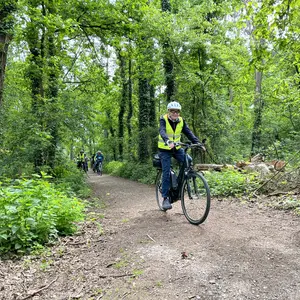 Birgit Huber mit Fahrrad im Wald