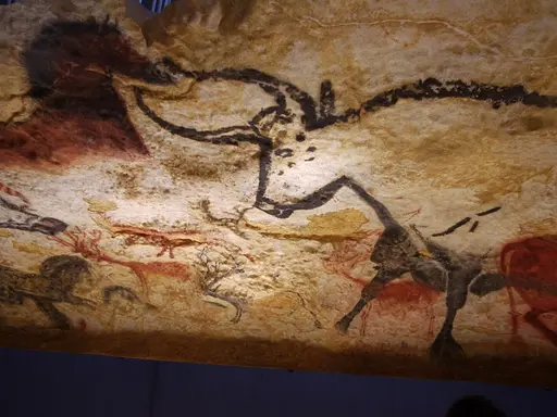 Höhlenzeichnung eines Stiers mit schwarzer Kohle