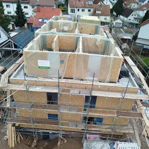 Blick über den Rohbau. Das 2. OG ist offen, das Dach fehlt. 