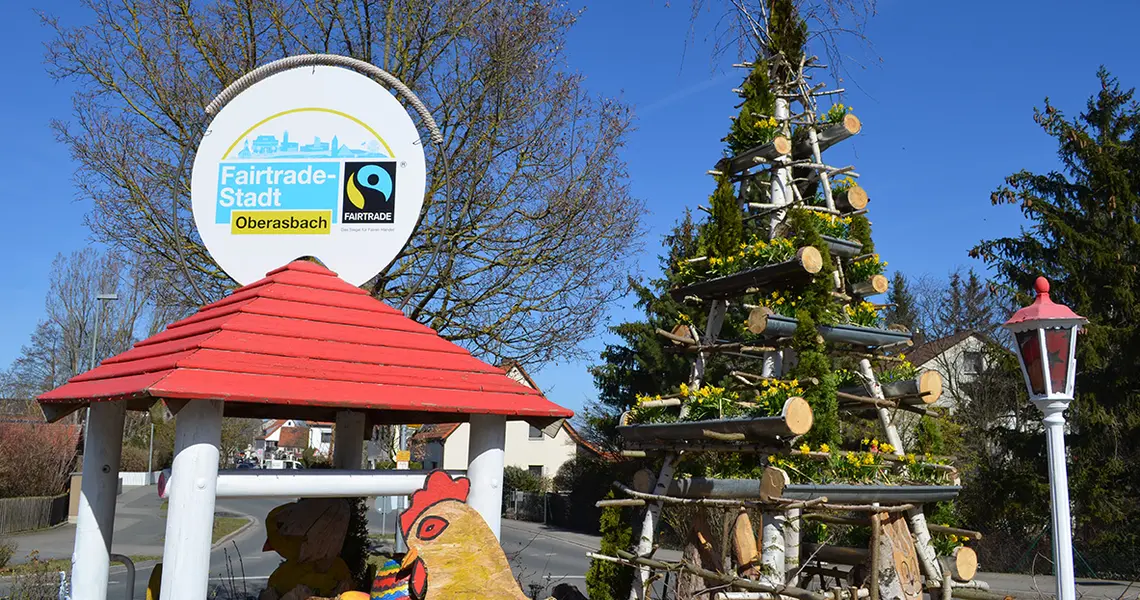 Das Fairtrade-Logo am Kreisverkehr Bachstraße