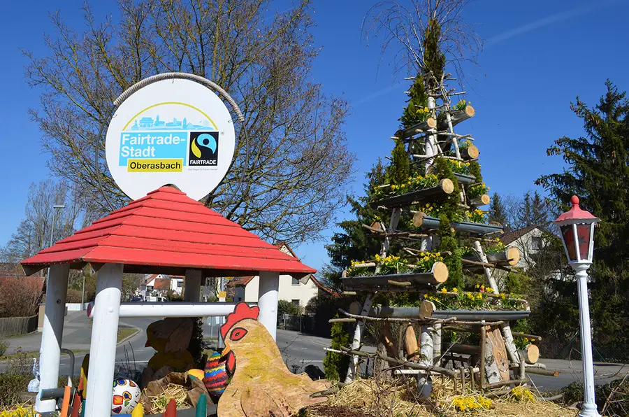 Das Fairtrade-Logo am Kreisverkehr Bachstraße