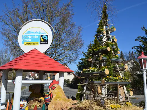 Das Fairtrade-Logo am Kreisverkehr Bachstraße