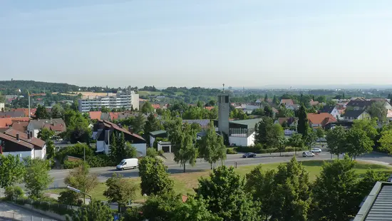 Blick über die alte Festwiese rüber zur Kirche St. Markus, im HIntergrund Zirndorf und die Alte Veste.