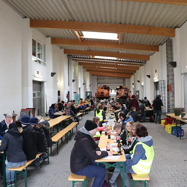 Blick in die Halle mit zahlreichen Biertischen und der Suppenausgabe rechts im Bild.