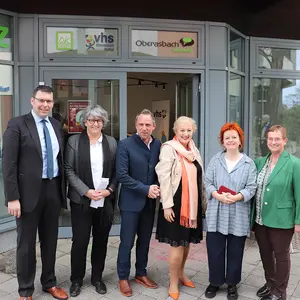 Gruppenbild mit zwei Männern und vier Frauen vor einem Gebäude.