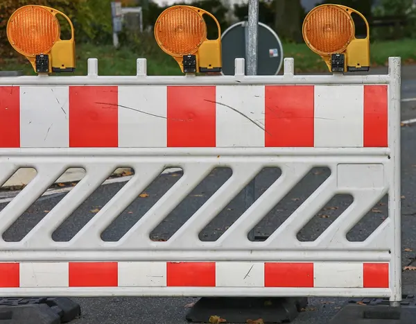 Straßensperrbaken mit drei gelben Leuchten