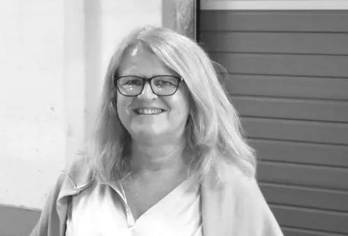 Schwarz-weiß Foto einer Frau mit langen blonden Haaren.