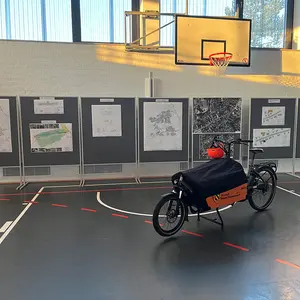 Lastenrad vor den Info-Stellwänden
