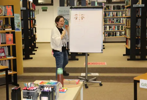 Kursleiterin vor Flipchart 