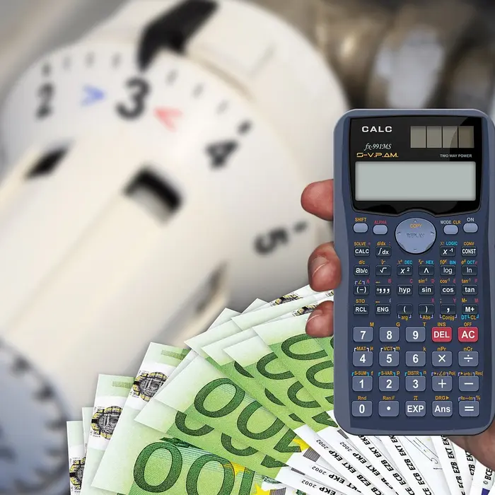 Ein Heizungsventil, Geldscheine und ein Taschenrechner symbolisieren die Möglichkeit, Energie und Geld zu sparen. 