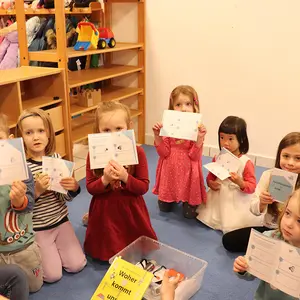 Sieben Kinder zeigen ihre Forscherpässe vor.