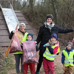 Zwei Frauen mit drei Kindern