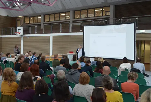 Präsentation vor zahlreichen Zuschauern