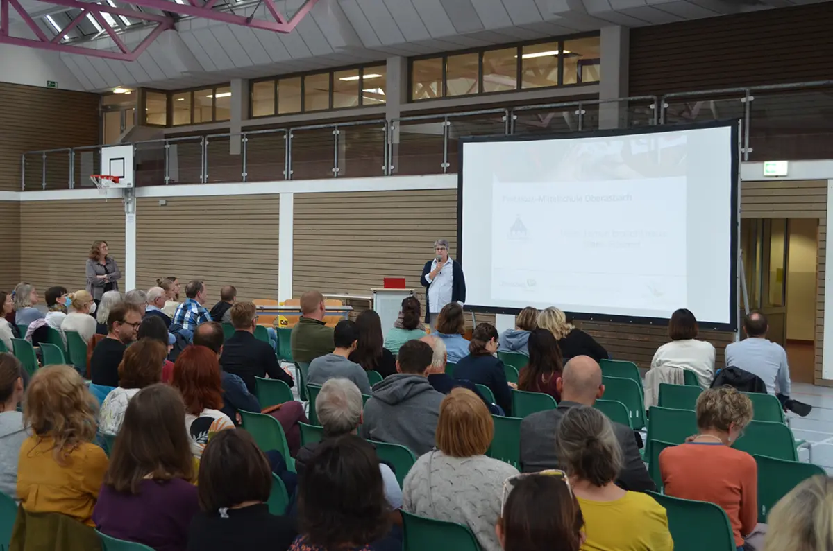 Präsentation vor zahlreichen Zuschauern