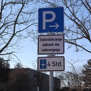 Hinweisschild Parken für Elektrofahrzeuge während des Ladevorgangs: 4 h 