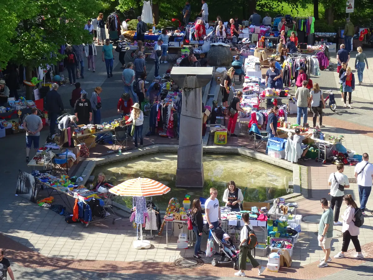Blick auf den Rathausbrunnen mit vielen Tremplern
