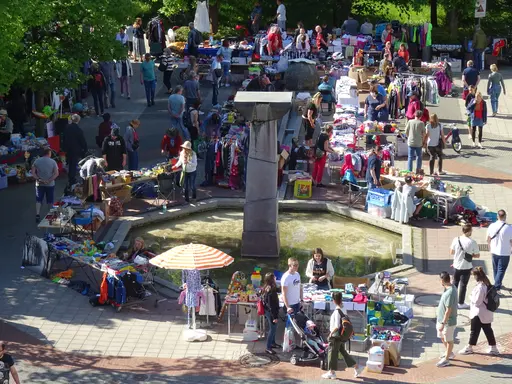 Blick auf den Rathausbrunnen mit vielen Tremplern