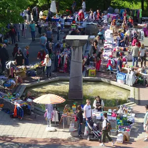 Blick auf den Rathausbrunnen mit vielen Tremplern