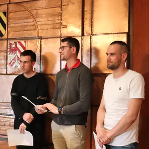 Rötsch, Gerstner, Gill vor der Wand mit dem Stadtwappen im Sitzungssaal.