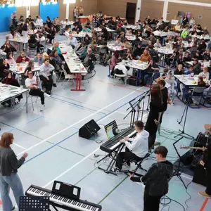 Schulband und Gäste aus der Vogelperspektive 