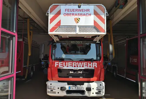Frontalansicht des Leiterwagens der Feuerwehr Oberasbach 