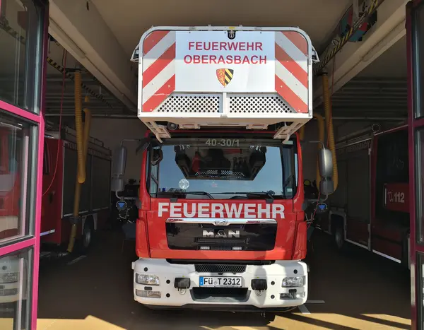 Frontalansicht des Leiterwagens der Feuerwehr Oberasbach 