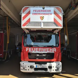 Frontalansicht des Leiterwagens der Feuerwehr Oberasbach 