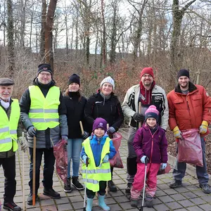 Eine Gruppe von Menschen mit den Sammelsäcken