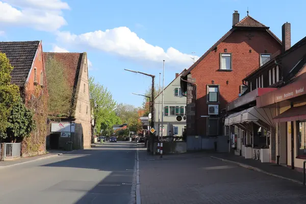 Straße im Altort mit Gewerbe und landwirtschaftlichen Anwesen.