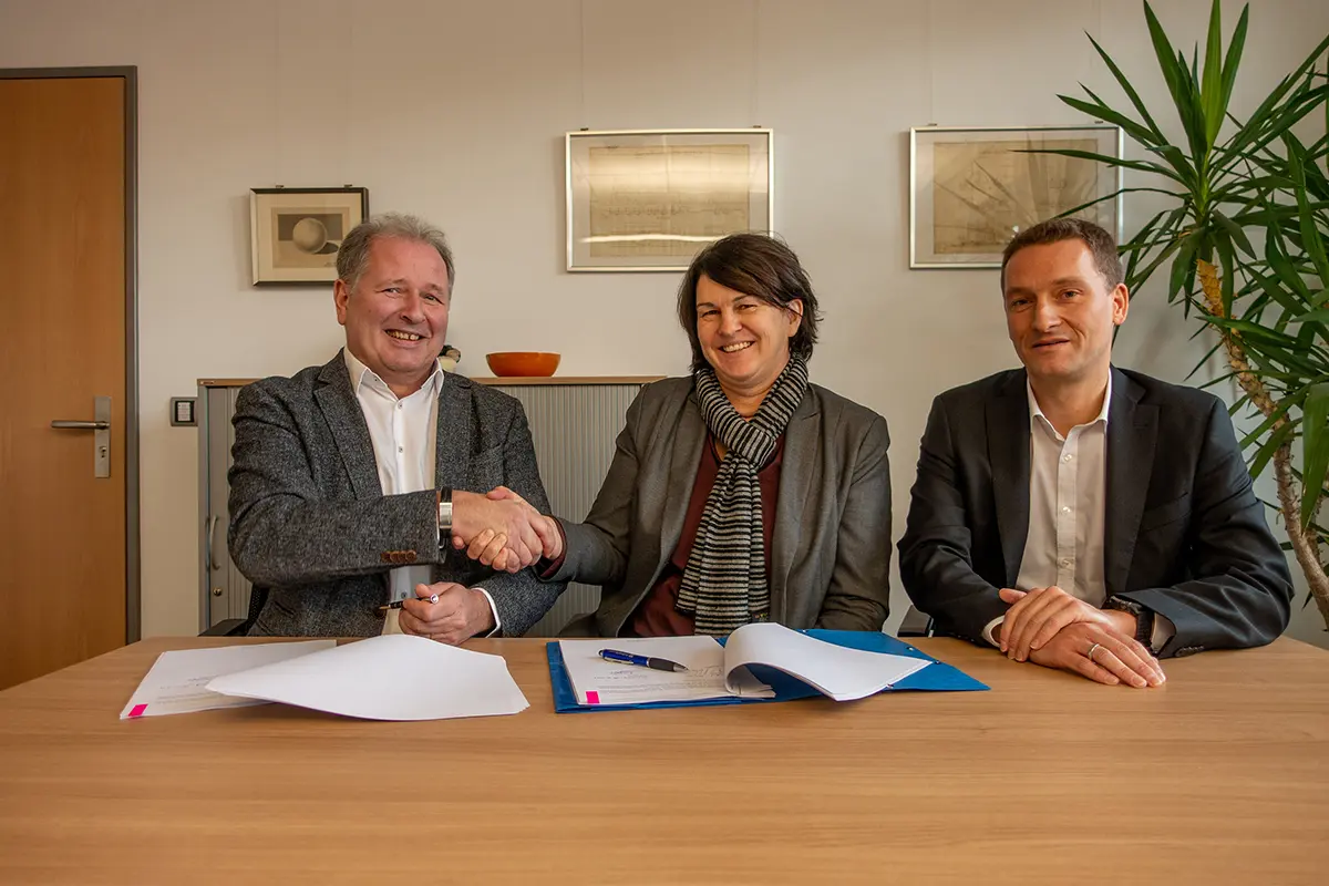 Birgit Huber, die Erste Bürgermeisterin der Stadt Oberasbach, und Reiner Gagel, der Geschäftsführer der Stadtwerke Zirndorf GmbH nach der Unterzeichnung des Kooperationsvertrags mit Andreas Neusinger (rechts im Bild), der ab 01.01.2020 als Geschäftsführer der Stadtwerke Zirndorf GmbH Herrn Gagel ablöst