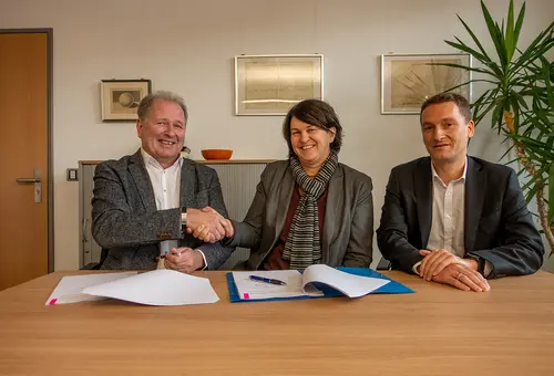 Birgit Huber, die Erste Bürgermeisterin der Stadt Oberasbach, und Reiner Gagel, der Geschäftsführer der Stadtwerke Zirndorf GmbH nach der Unterzeichnung des Kooperationsvertrags mit Andreas Neusinger (rechts im Bild), der ab 01.01.2020 als Geschäftsführer der Stadtwerke Zirndorf GmbH Herrn Gagel ablöst