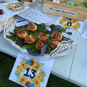 Angerichtete Blätterteigtaschen mit Salamifüllung