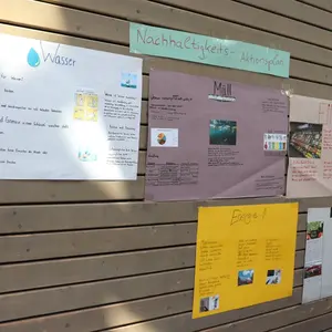 Wand mit drei Plakaten 