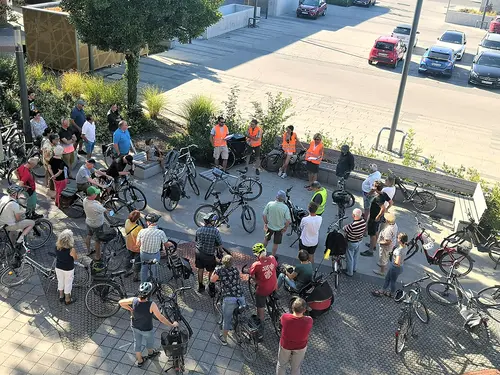 Blick auf die Teilnehmenden aus dem Rathausfenster heraus