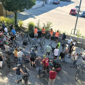 Blick auf die Teilnehmenden aus dem Rathausfenster heraus